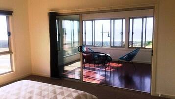 5 bedrooms, iron/ironing board, bed sheets, wheelchair access