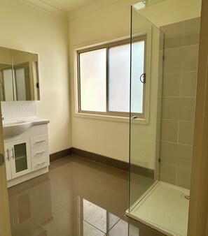 Bathtub, hair dryer, towels, toilet paper - Large spacious house with many ocean views. Set in a peaceful quiet location. (Lake Bunga)