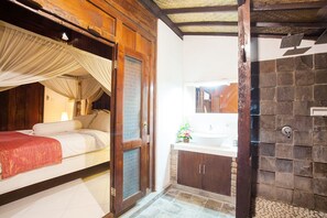 4 chambres, coffres-forts dans les chambres, fer et planche à repasser