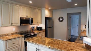 Jääkaappi, mikroaaltouuni, uuni, liesi