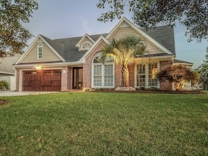 Exterior - Lakefront Oasis Centrally Located. Elegant, spacious and you're going to love it (Virginia Beach)