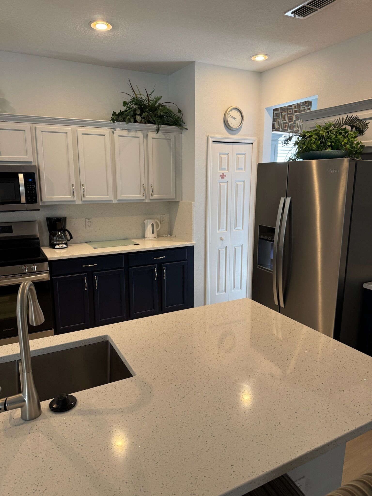 Kylskåp, mikrovågsugn, ugn och spishäll