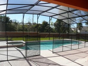 Piscina all'aperto, lettini