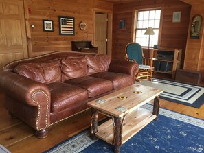 Una televisión, un reproductor de DVD, libros, un reproductor estéreo