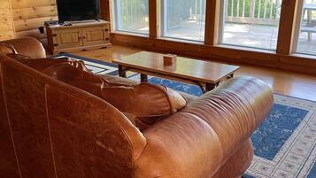 Fernseher, DVD-Player, Bücher, Stereoanlage