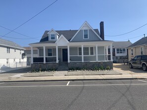 Exterior - Seaside - 4+Bedroom house, w/6 beach badges & parking - walk to beach (Seaside Heights)