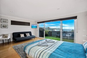 6 slaapkamers, een strijkplank/strijkijzer, wifi, beddengoed