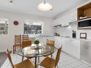 Fridge, microwave, oven, stovetop - Cumberland Resort Lorne private Apartment near beach, pool, spa, tennis, shops (Lorne)