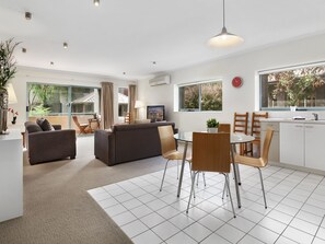 Interior - Cumberland Resort Lorne private Apartment near beach, pool, spa, tennis, shops (Lorne)