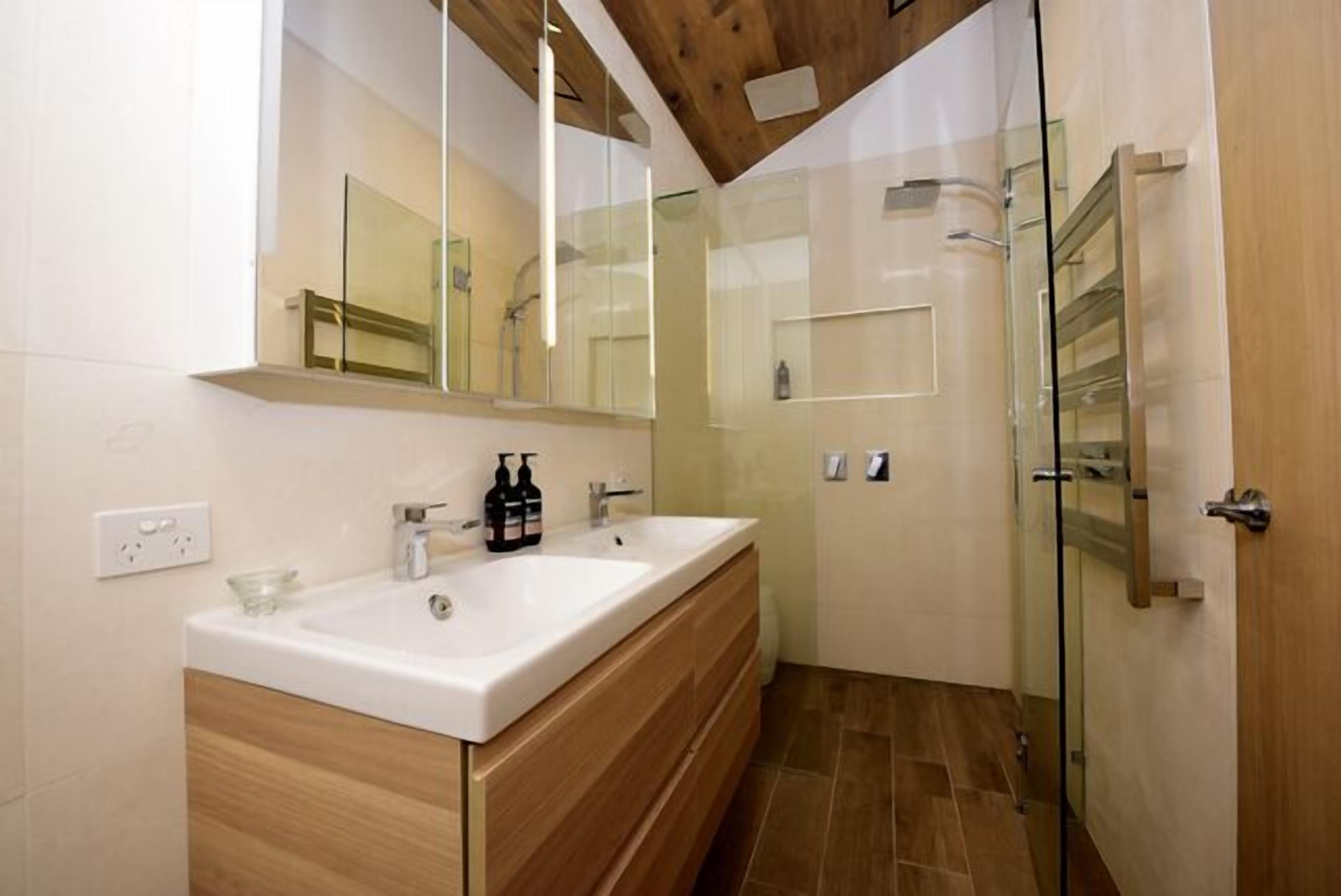 Thredbo Penthouse Aprmt (suitable for 2 families) \nCentral Village Location — image 13