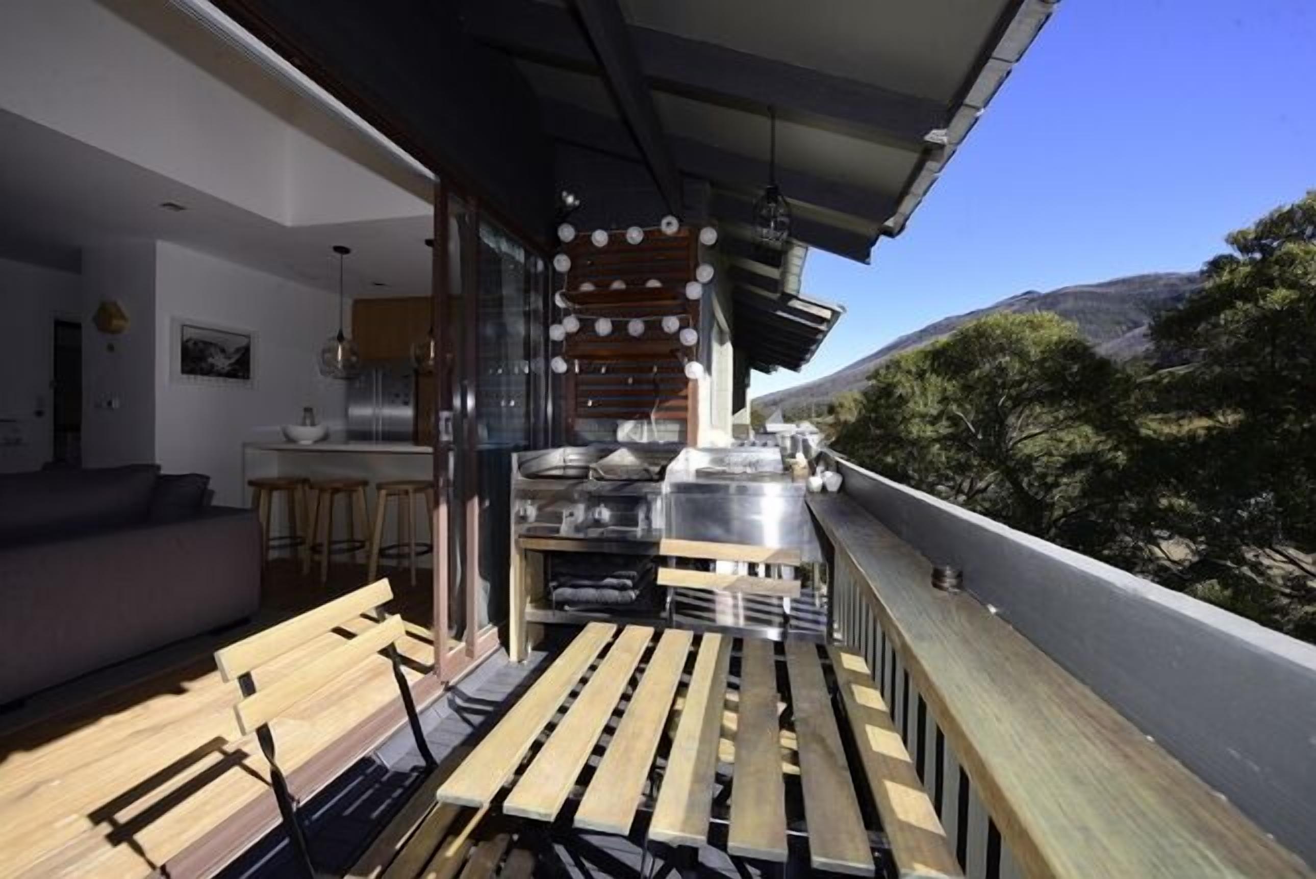 Thredbo Penthouse Aprmt (suitable for 2 families) \nCentral Village Location — image 9