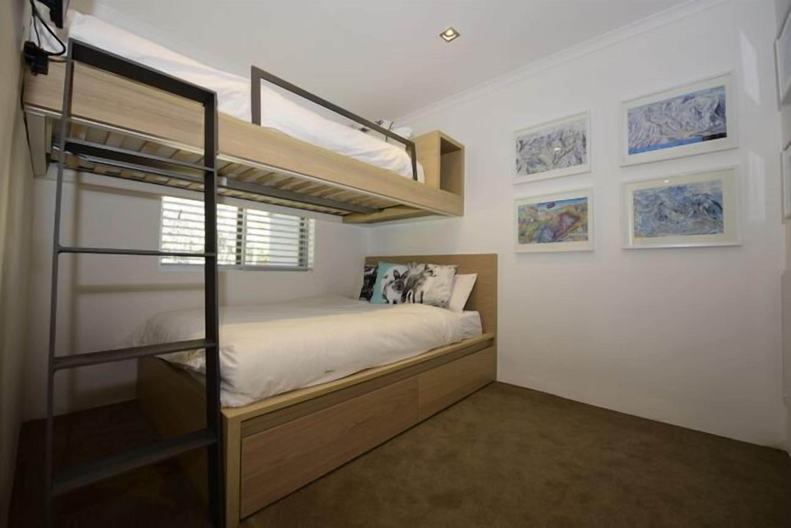 Thredbo Penthouse Aprmt (suitable for 2 families) \nCentral Village Location — image 18