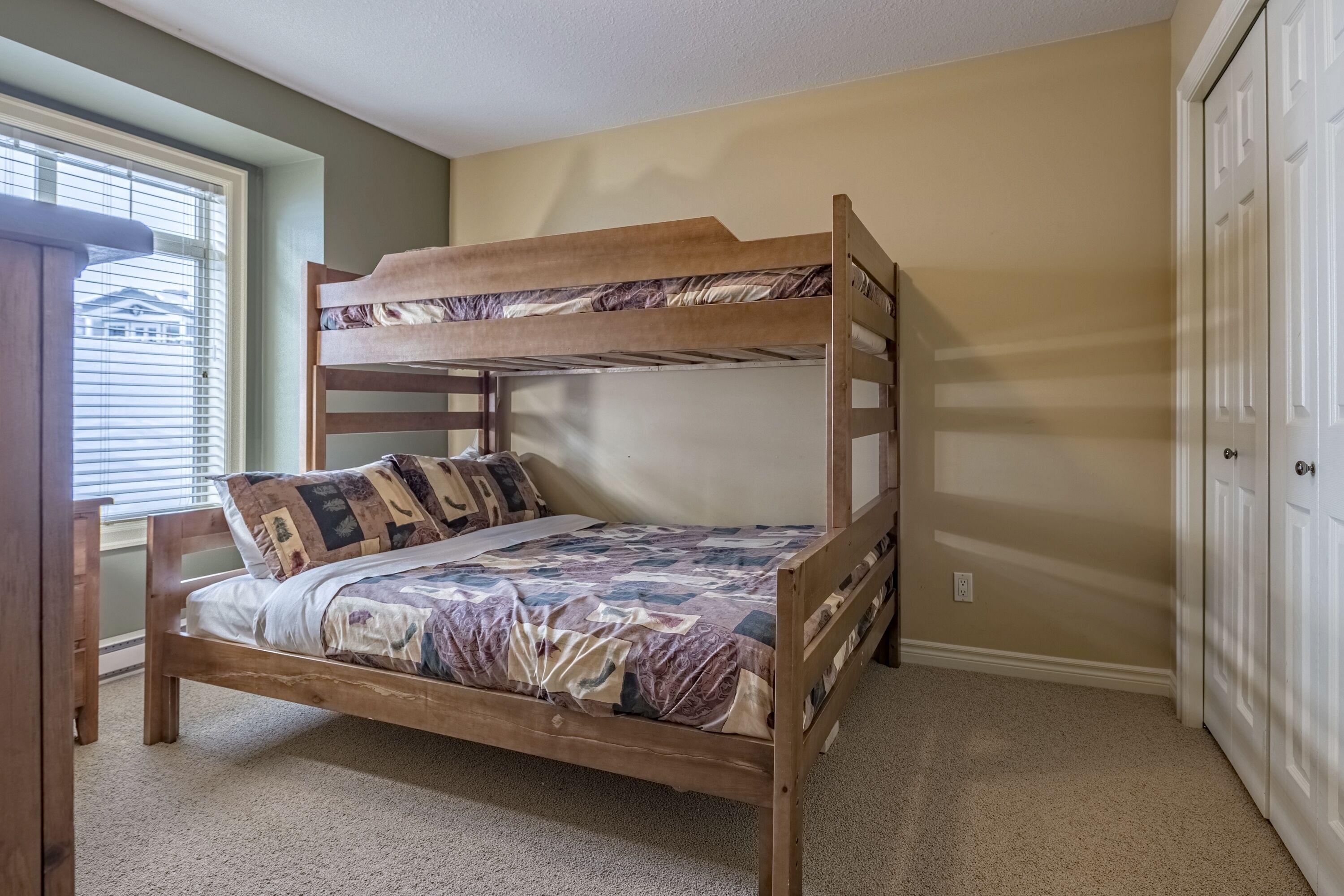 Deluxe Chalet on the Skiway. Just steps to the Village w/Hot Tub, BBQ & Laundry