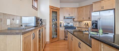 Refrigerador, microondas, horno, placa de cocina