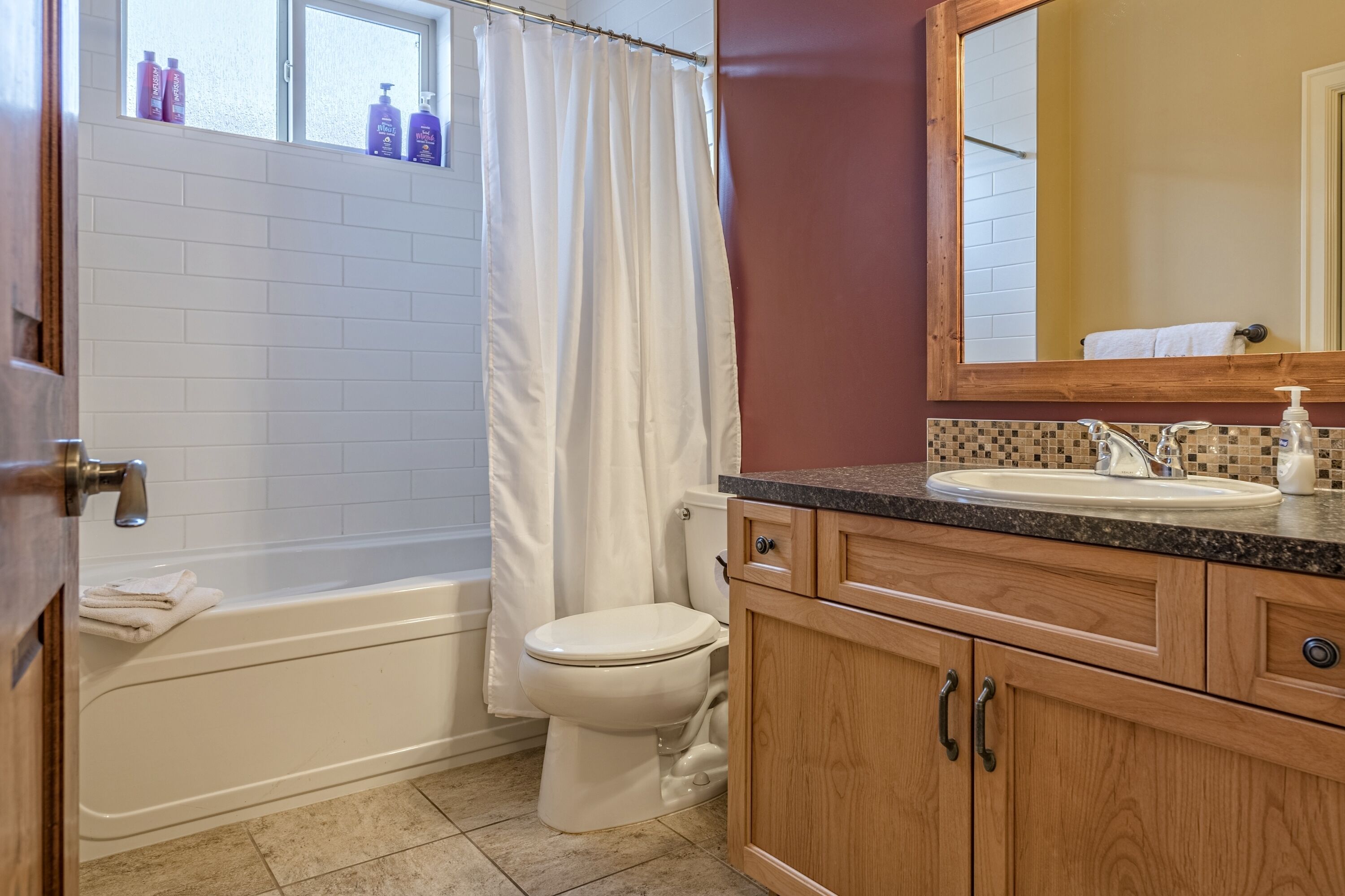 Deluxe Chalet on the Skiway. Just steps to the Village w/Hot Tub, BBQ & Laundry