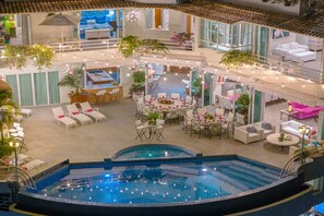 Utomhuspool och uppvärmd pool
