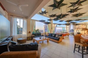 Smart-TV, Videospiele, DVD-Player, Tischfußball