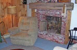 Télévision, lecteur de DVD, chaîne hi-fi