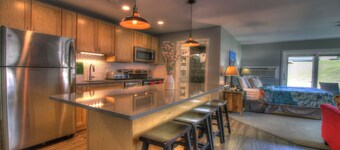 Sweet Suite! Modern, Pool, 2RM, 2BA, Ski Resort 532