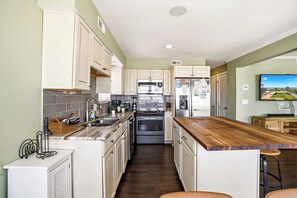 Fridge, microwave, oven, stovetop - Living Beach 4, Pet Friendly, Oceanfront House in Cherry Grove with Hot Tub (North Myrtle Beach)