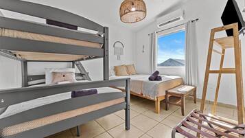 5 Schlafzimmer, Schreibtisch, Bügeleisen/Bügelbrett, WLAN