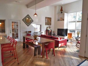 TV, DVD player - Newly Built Contemporary with Central Air, Ocean Side of Wellfleet (2045) (Wellfleet)