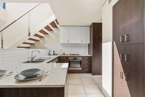 Microondas, horno, lavavajillas y cafetera y tetera 