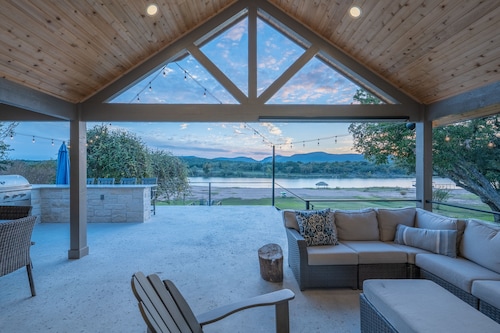 Packsaddle Paradise- Lakefront w/ Beach & Views