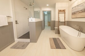 Bathtub, hair dryer, towels, toilet paper - Packsaddle Paradise- Lakefront w/ Beach & Views (Kingsland)