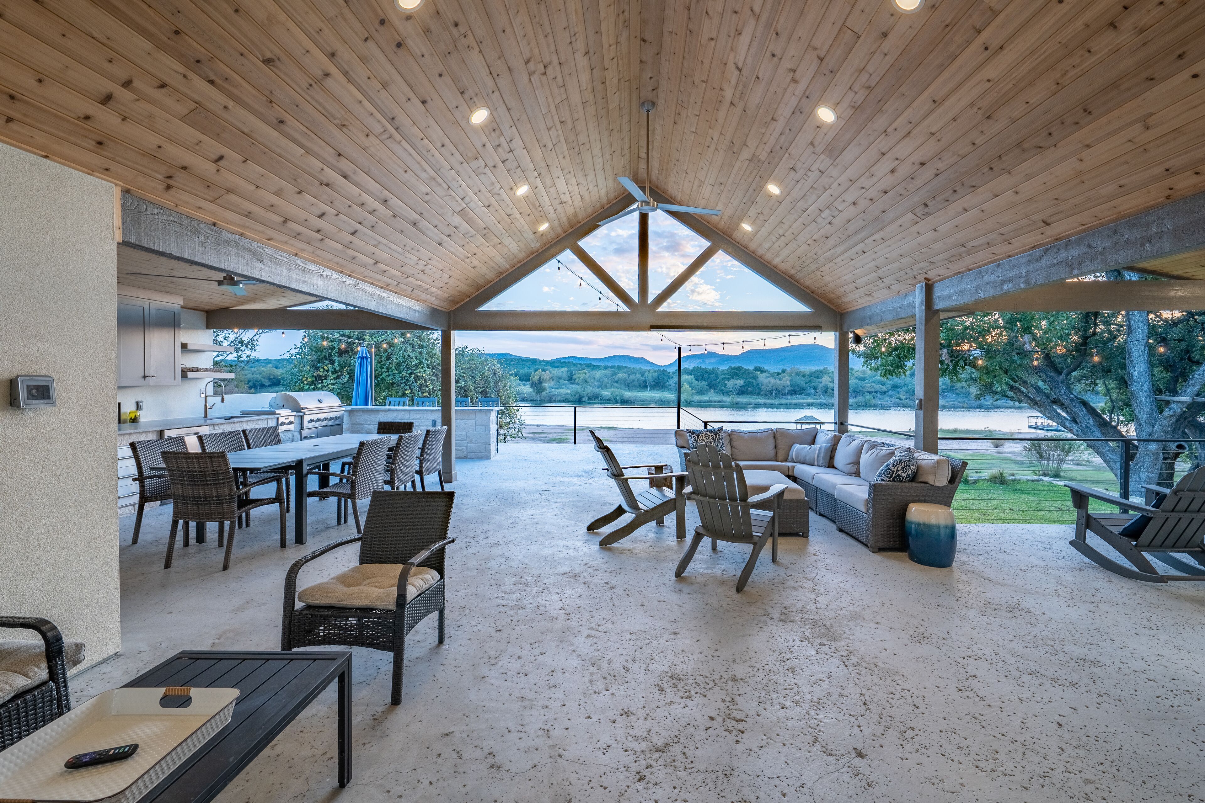 Packsaddle Paradise- Lakefront w/ Beach & Views