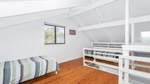4 quartos, ferros/tábuas de passar roupa, roupa de cama