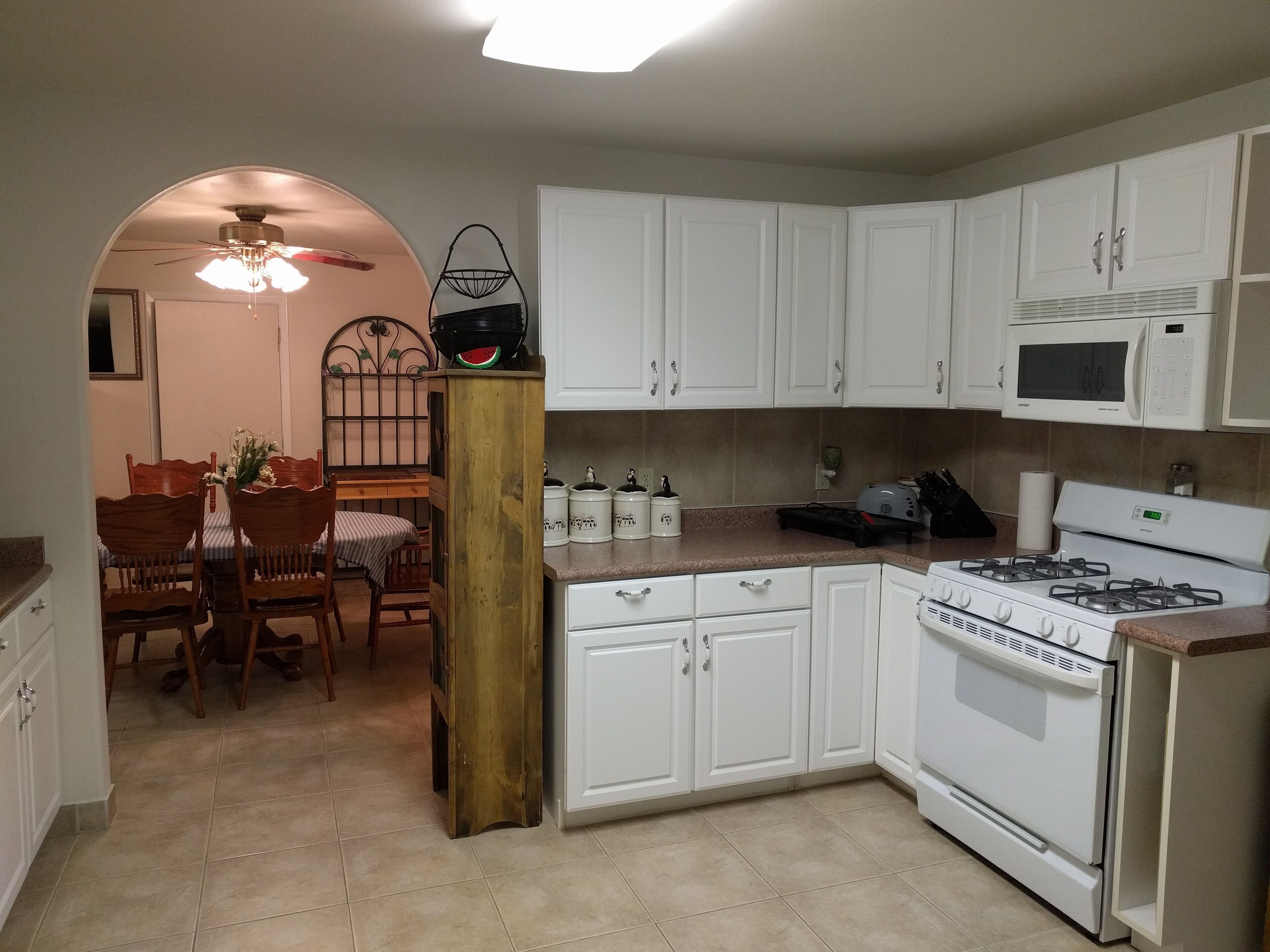 Spacious 4 bedroom home close to shopping, shakespear festival, and outdoors