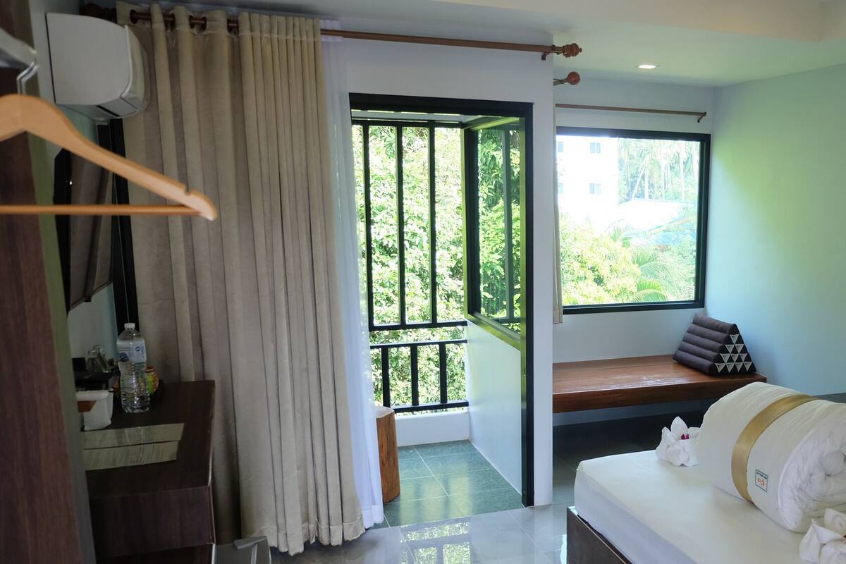 Superior Double Room with Balcony | 高級寢具、房內夾萬、遮光窗簾/窗簾、隔音