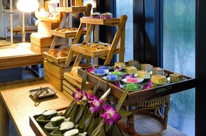 Petit déjeuner en libre-service compris tous les jours