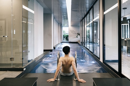 Standard Room, 1 King Bed, Non Smoking, Pool Access | Free minibar, in-room safe, desk, laptop workspace