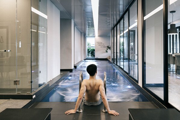 Standard Room, 1 King Bed, Non Smoking, Pool Access | Articles gratuits dans le mini-bar, coffres-forts dans les chambres