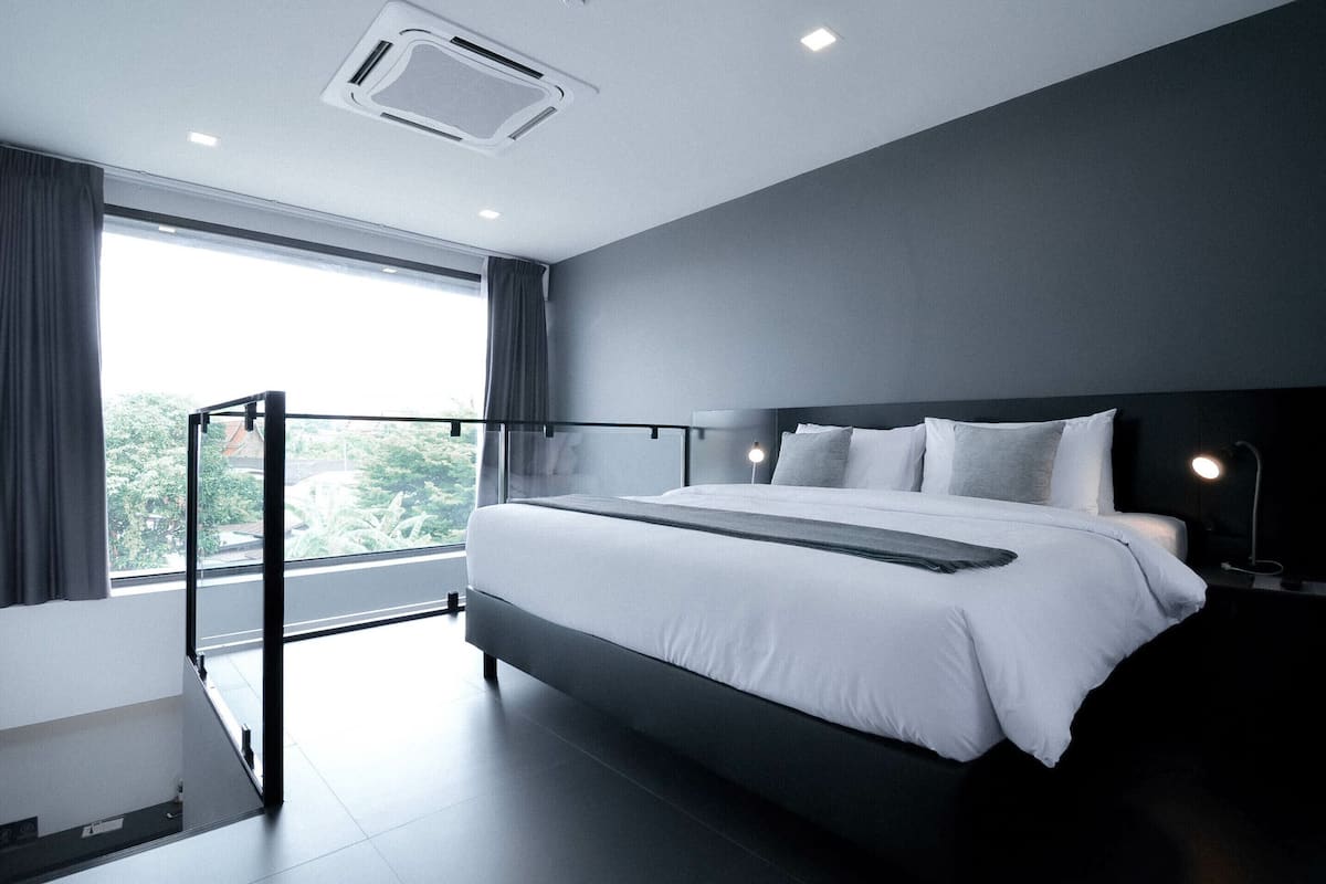 Signature Duplex, 1 King Bed, Non Smoking, Mountain View | 1 bedroom, free minibar, in-room safe, desk