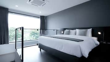 Signature Duplex, 1 King Bed, Non Smoking, Mountain View | 1 bedroom, free minibar, in-room safe, desk