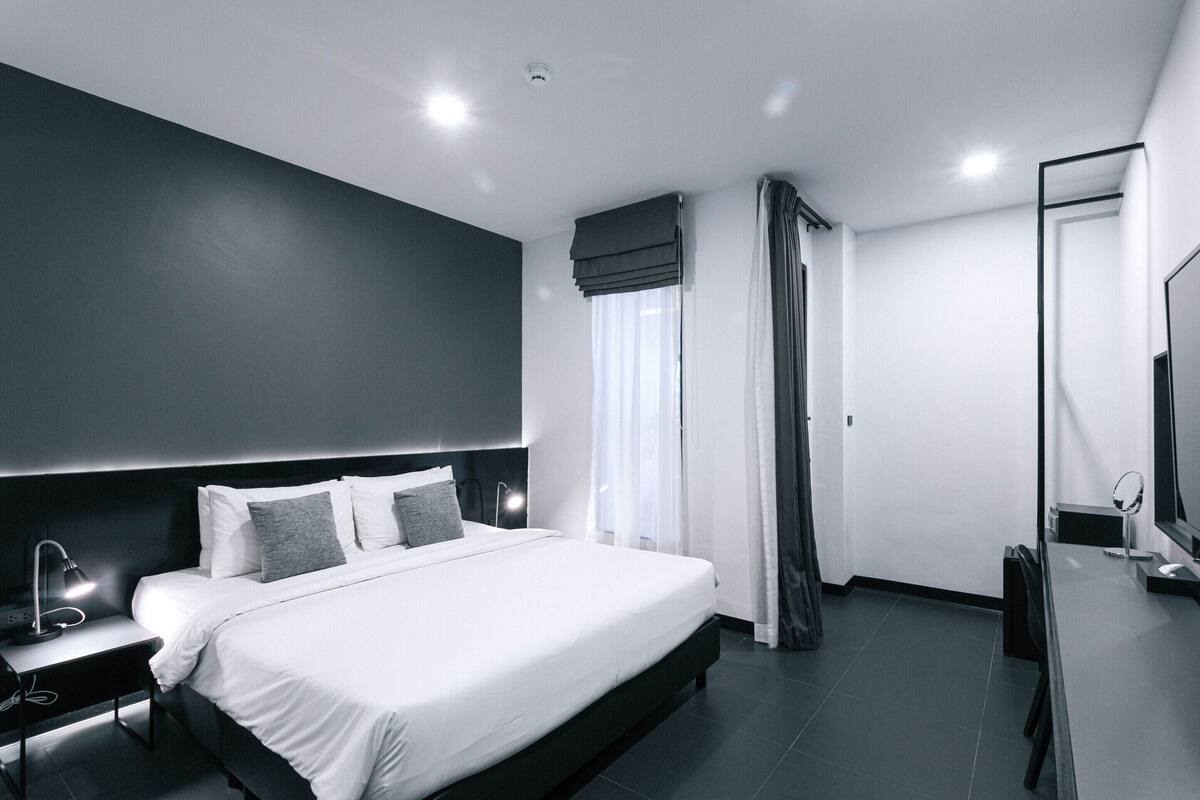 Standard Room, 1 King Bed, Non Smoking, Pool Access | ミニバー (無料)、セーフティボックス (室内)、デスク、ノートパソコン用作業スペース