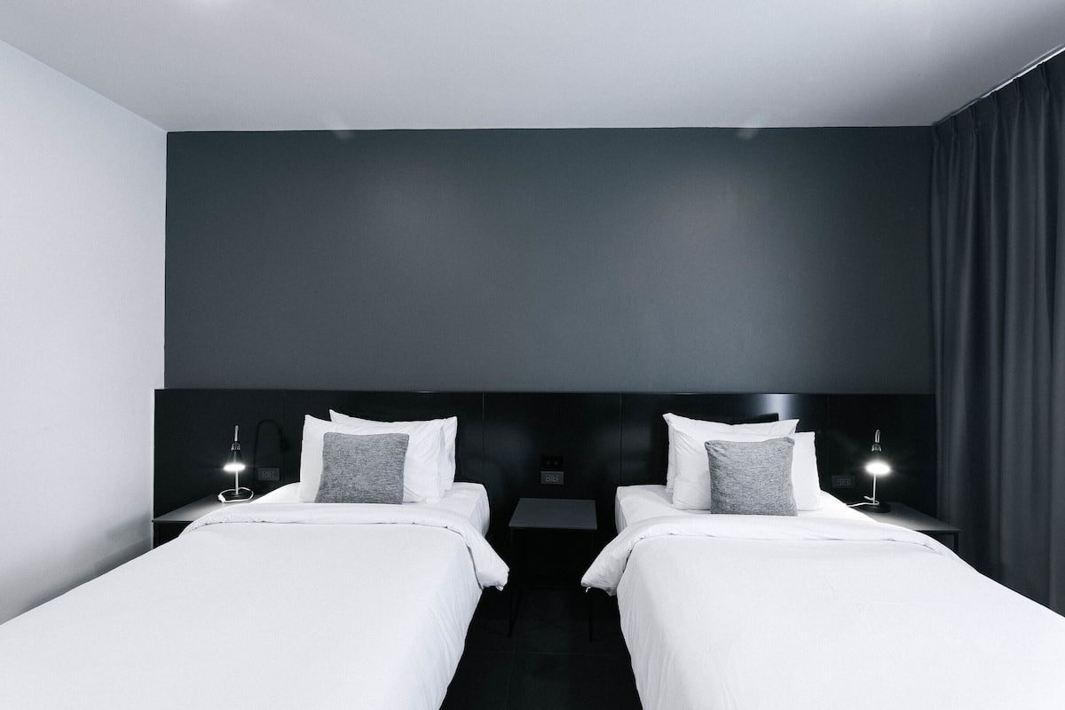 Standard Twin Room, 2 Twin Beds, Non Smoking | 1 bedroom, free minibar, in-room safe, desk