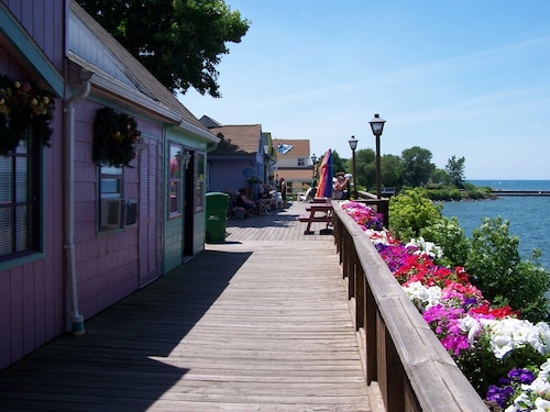 Olcott Beach House on lake Ontario near Niagara Falls