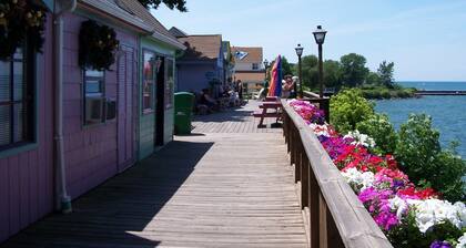 Olcott Beach House on lake Ontario near Niagara Falls