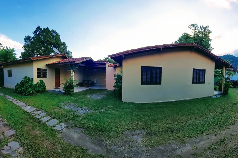 4 2 and 3 bedroom houses (living room, kitchen, bathroom, barbecue and furniture)