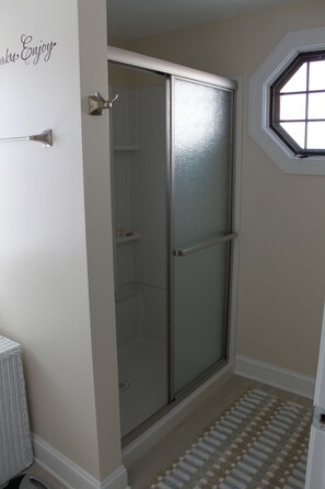 Combined shower/tub - Beach Haven- Walking Distance to EVERYWHERE! Saturday to Saturday Rental (Beach Haven)