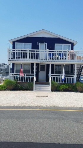 Beach Haven- Walking Distance to EVERYWHERE! Saturday to Saturday Rental