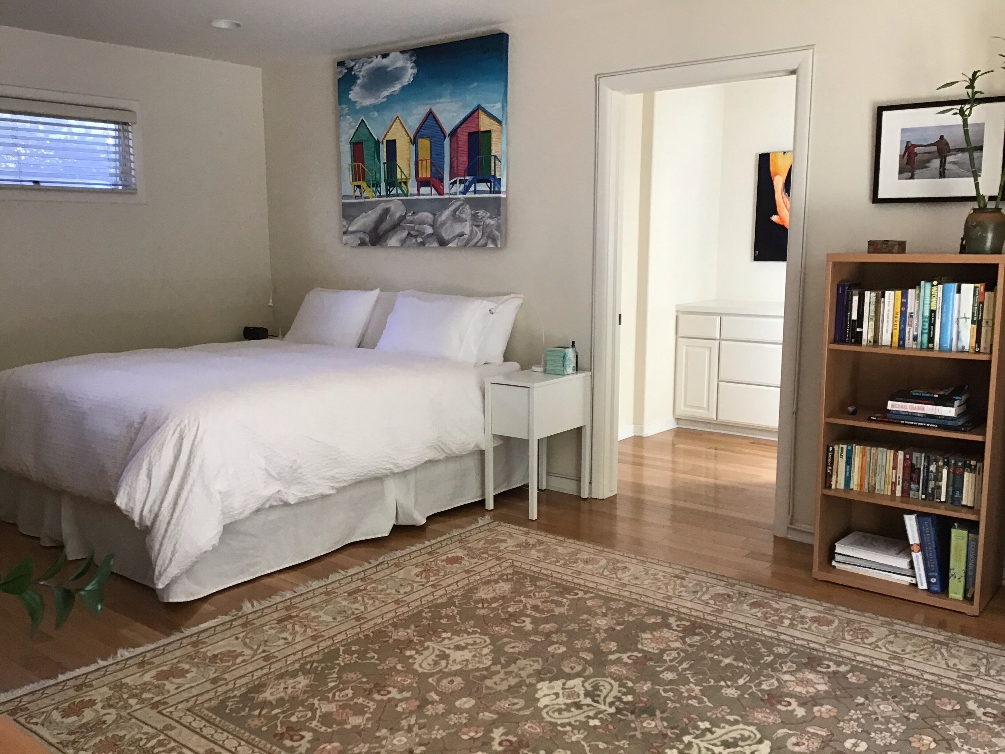 Beautiful Large Room/Studio With Private Bathroom In The Heart of Santa Monica