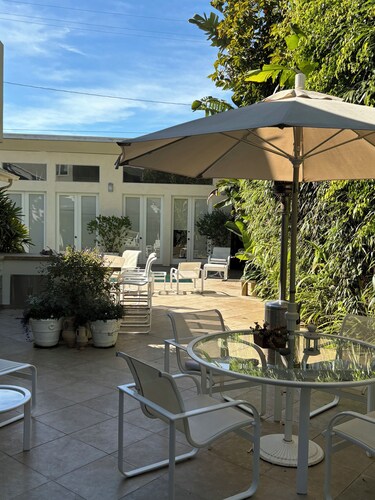 Beautiful Large Studio With a Private Bathroom In The Heart of Santa Monica