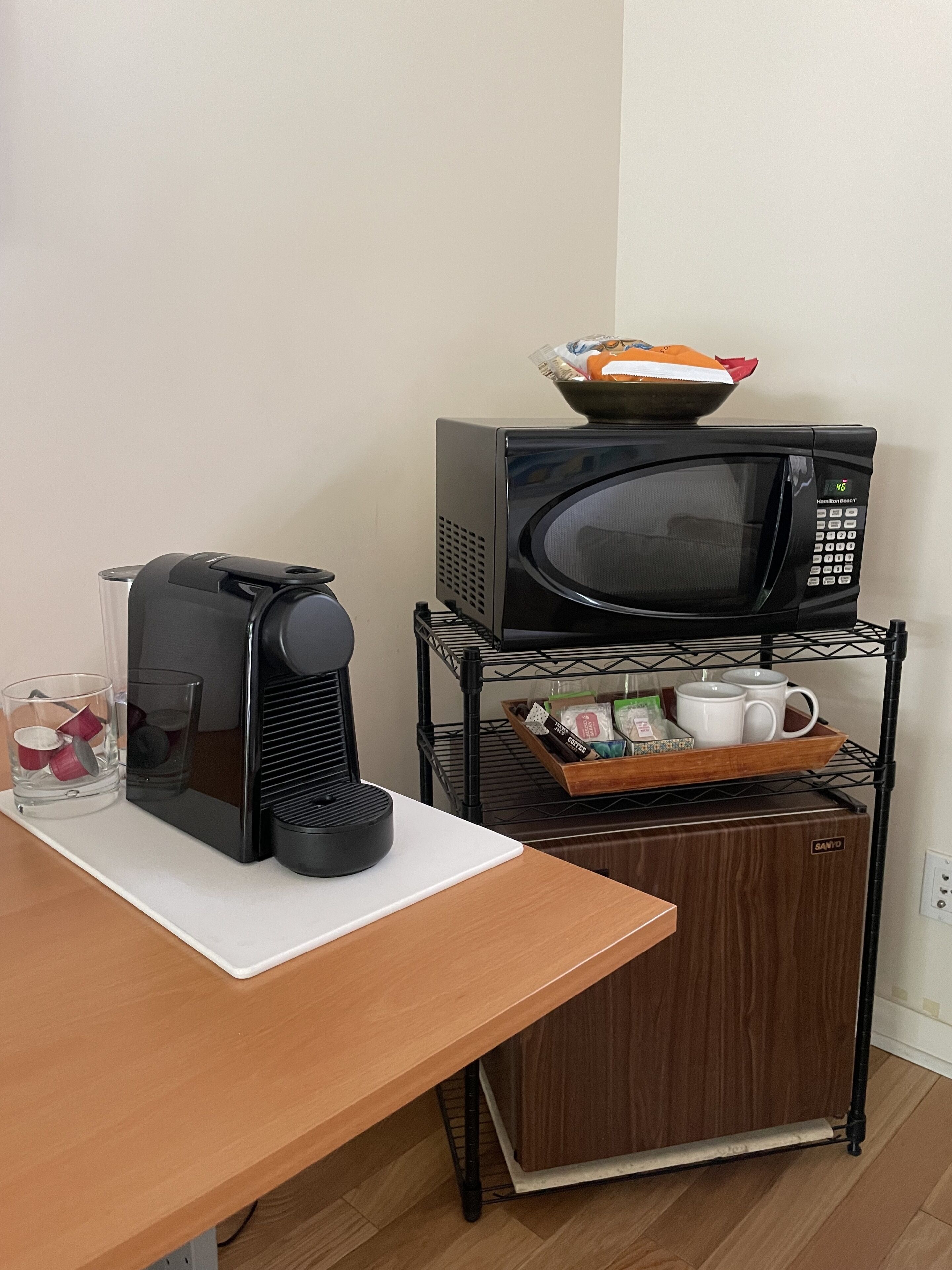 Beautiful Large Room/Studio With Private Bathroom In The Heart of Santa Monica