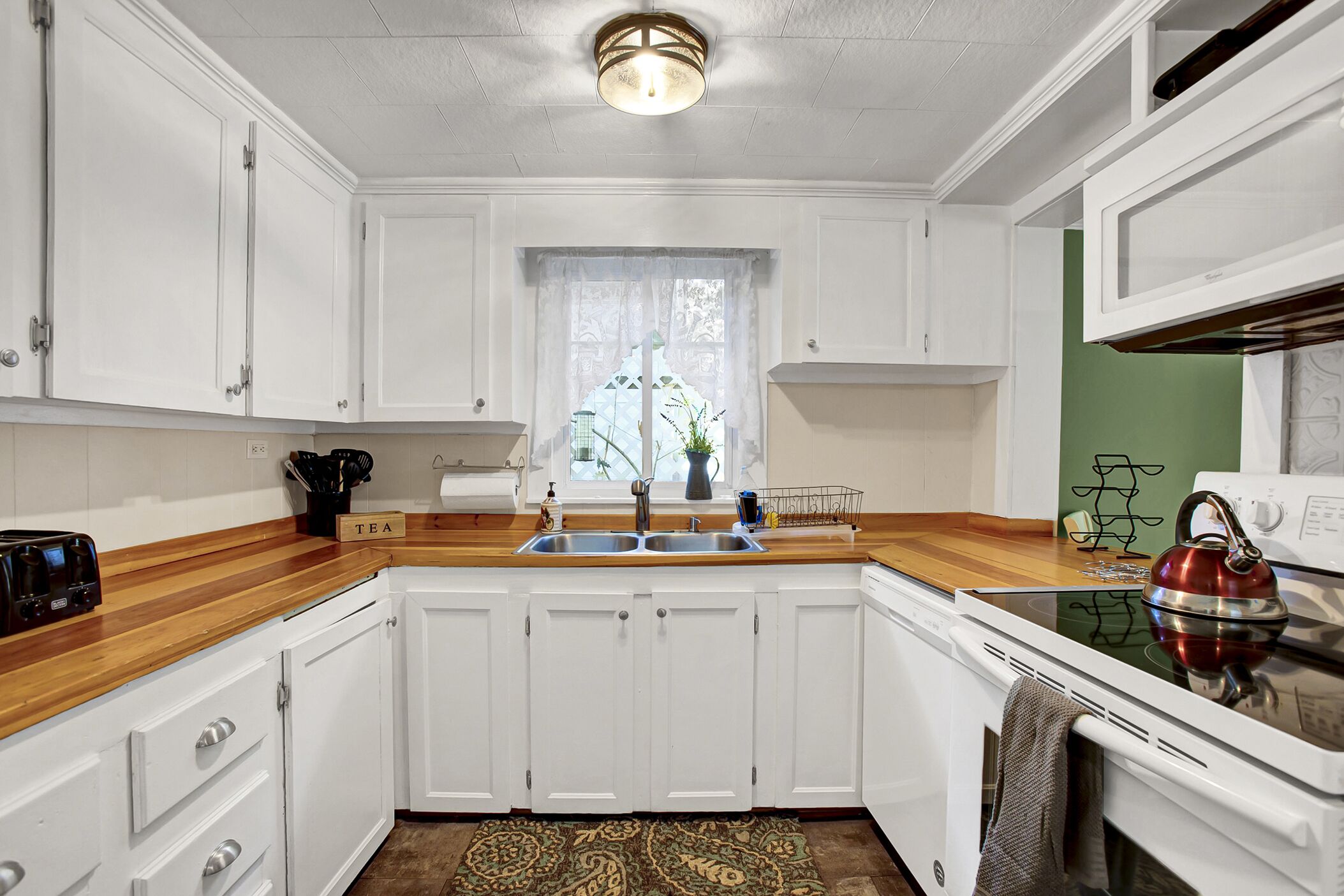 Kylskåp, mikrovågsugn, ugn och spishäll