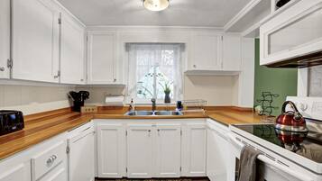 Kylskåp, mikrovågsugn, ugn och spishäll